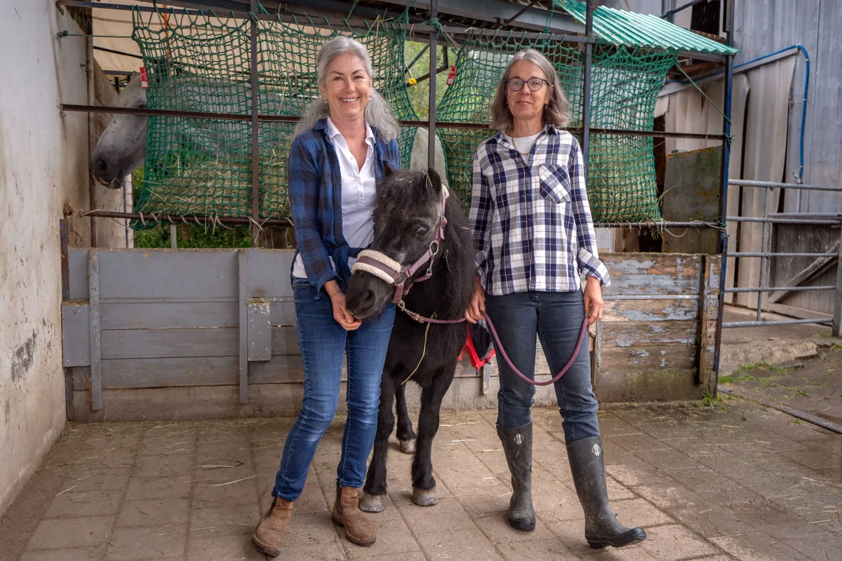 Links im Bild ist Sibylle Pfiffner und rechts Andrea Hertach.